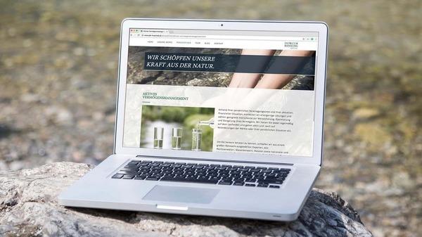 Webseite Private Banking auf Apple MacBook in Natur